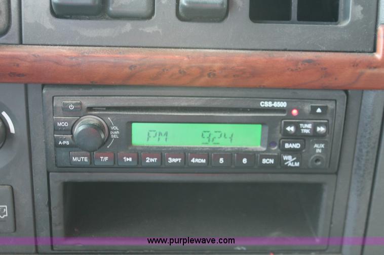 image for item H8366 2005 Volvo VNL semi truck