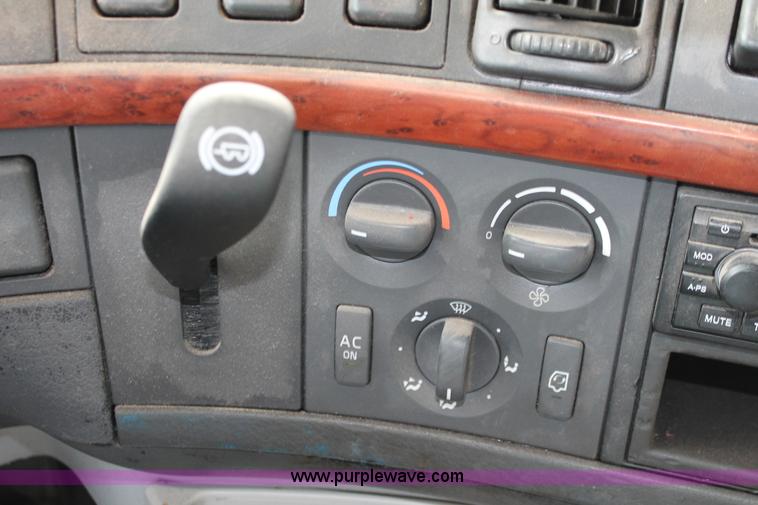 image for item H8366 2005 Volvo VNL semi truck