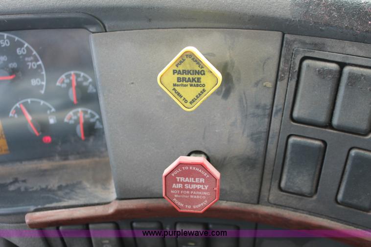 image for item H8366 2005 Volvo VNL semi truck