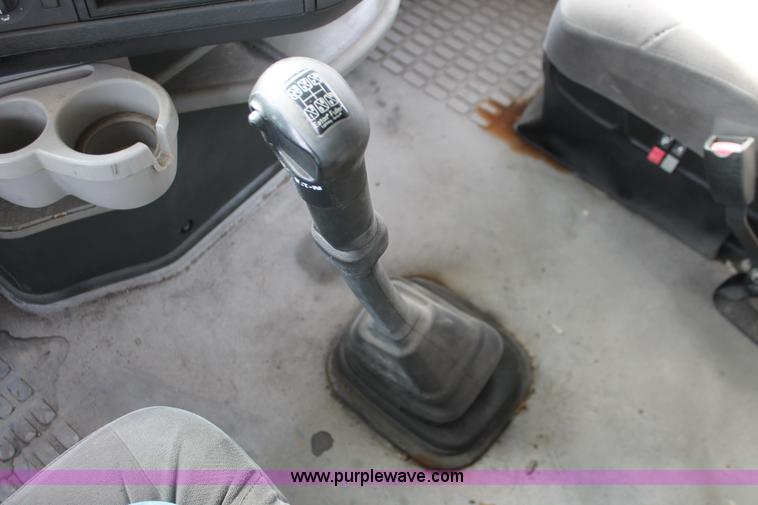 image for item H8366 2005 Volvo VNL semi truck