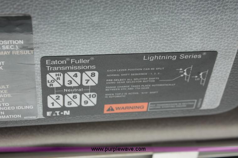 image for item H8366 2005 Volvo VNL semi truck