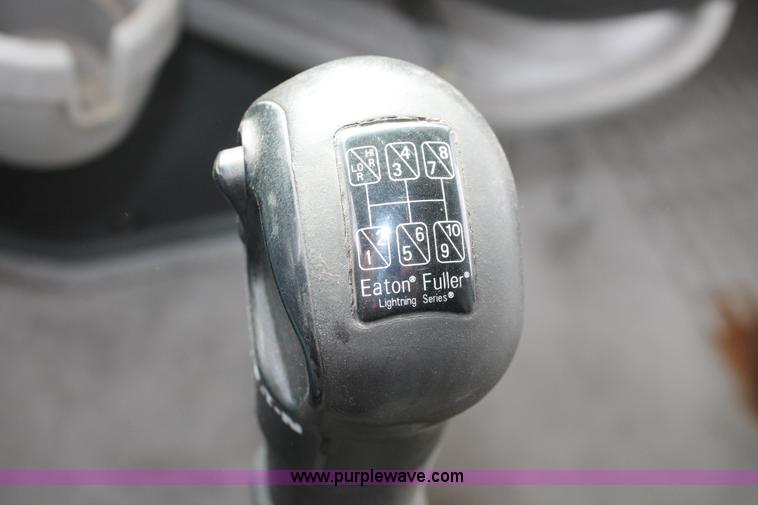 image for item H8366 2005 Volvo VNL semi truck