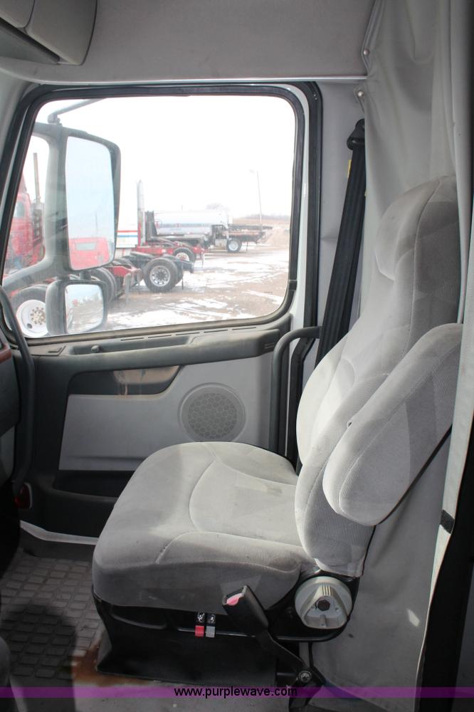 image for item H8366 2005 Volvo VNL semi truck