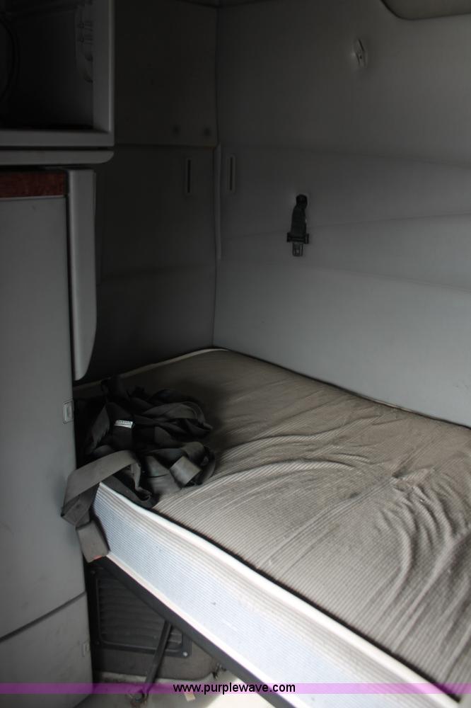 image for item H8366 2005 Volvo VNL semi truck