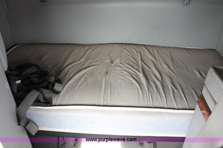 image for item H8366 2005 Volvo VNL semi truck