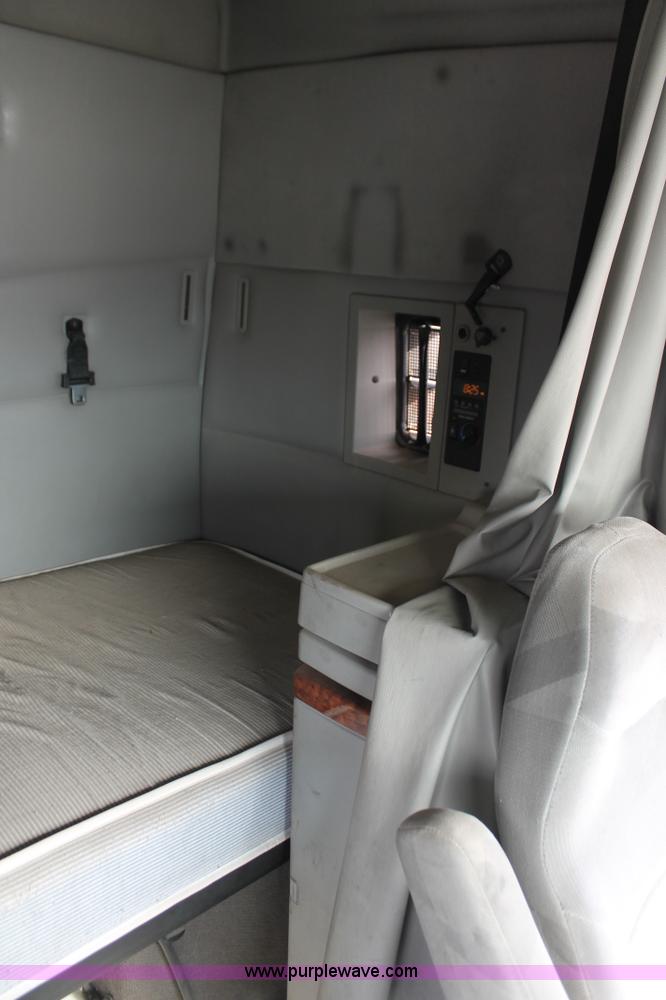 image for item H8366 2005 Volvo VNL semi truck