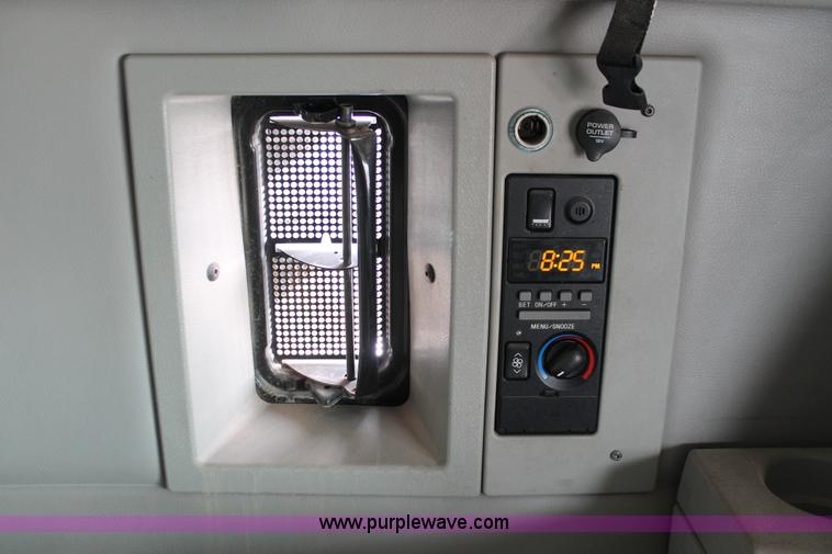 image for item H8366 2005 Volvo VNL semi truck