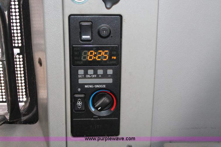 image for item H8366 2005 Volvo VNL semi truck