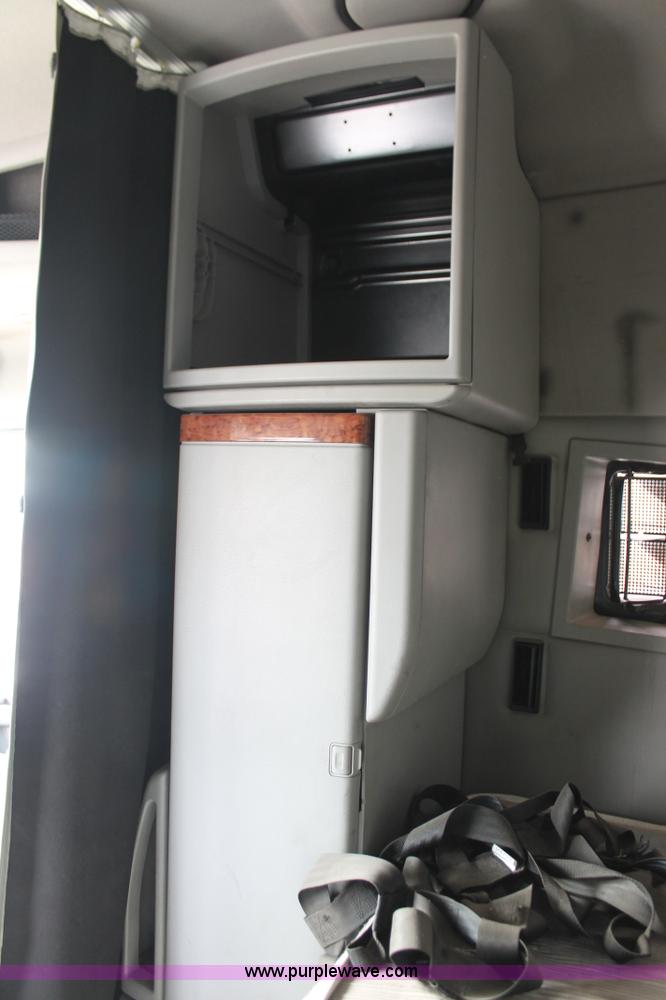 image for item H8366 2005 Volvo VNL semi truck