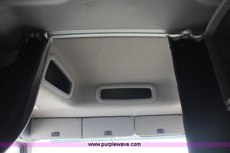 image for item H8366 2005 Volvo VNL semi truck