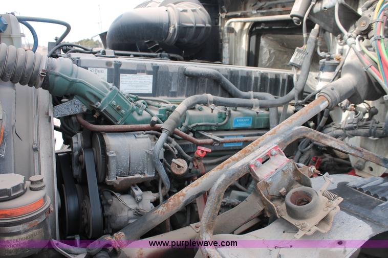 image for item H8366 2005 Volvo VNL semi truck