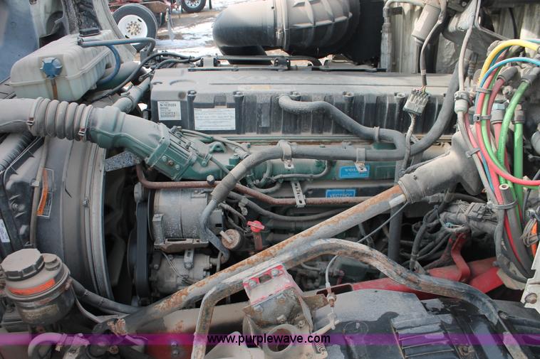 image for item H8366 2005 Volvo VNL semi truck