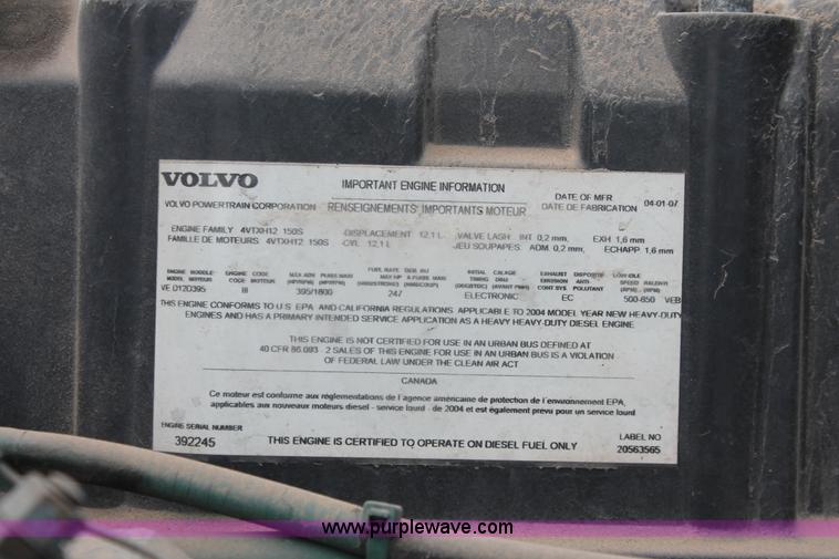 image for item H8366 2005 Volvo VNL semi truck