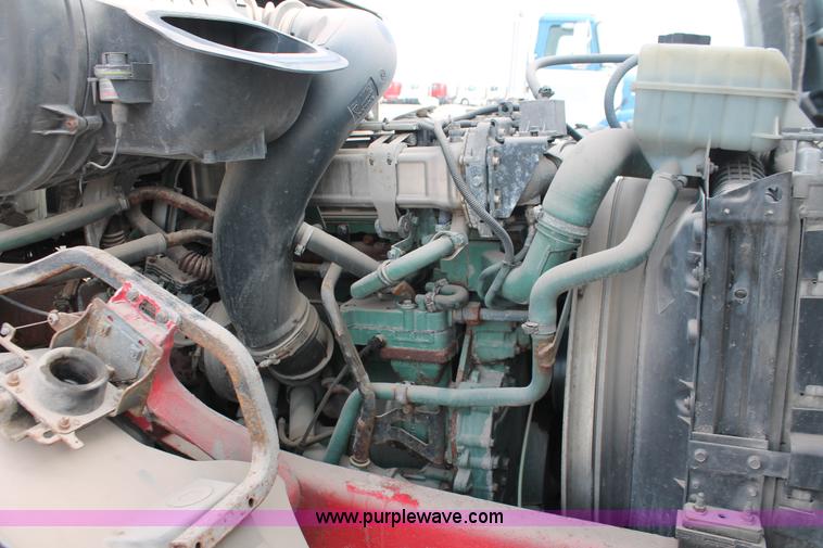 image for item H8366 2005 Volvo VNL semi truck