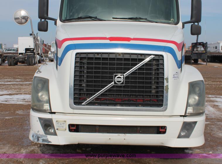 image for item H8366 2005 Volvo VNL semi truck