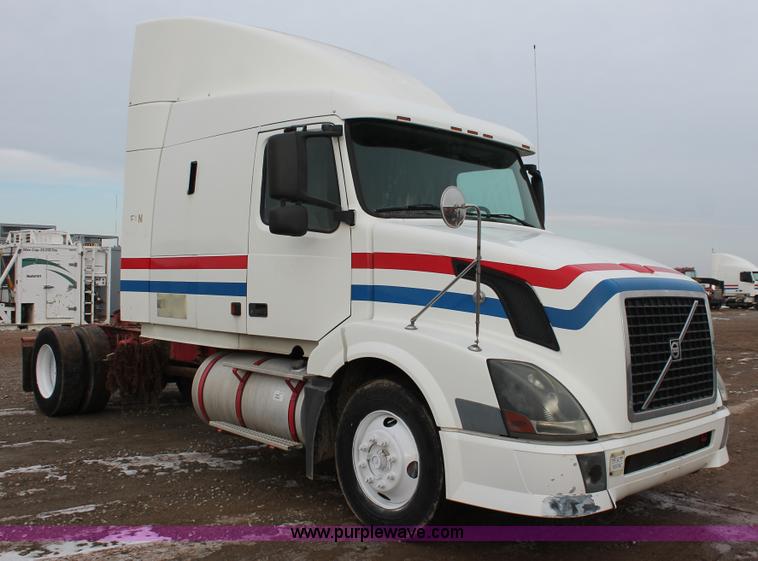 image for item H8366 2005 Volvo VNL semi truck