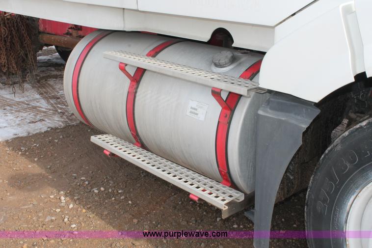 image for item H8366 2005 Volvo VNL semi truck