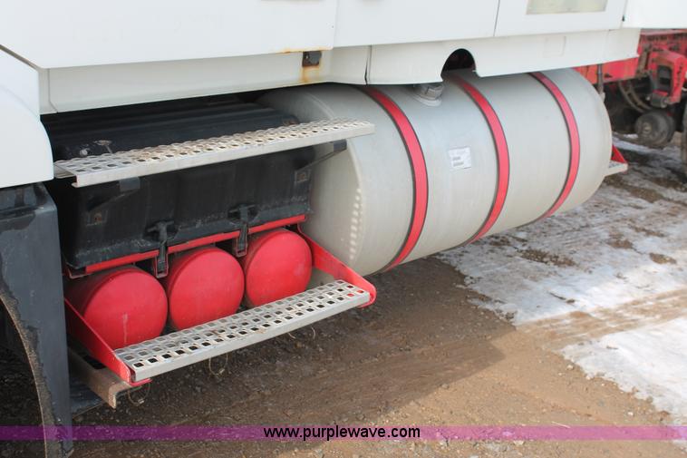 image for item H8366 2005 Volvo VNL semi truck