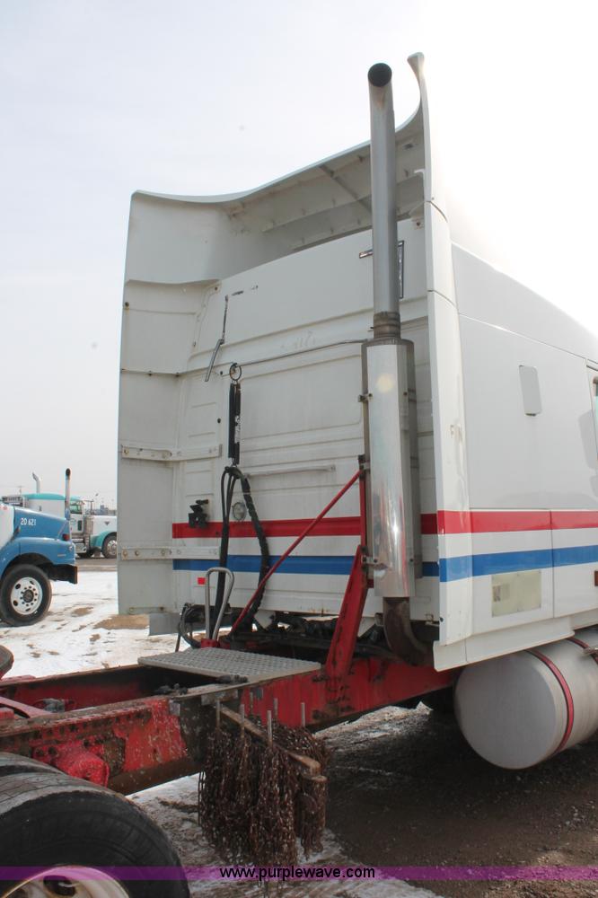 image for item H8366 2005 Volvo VNL semi truck