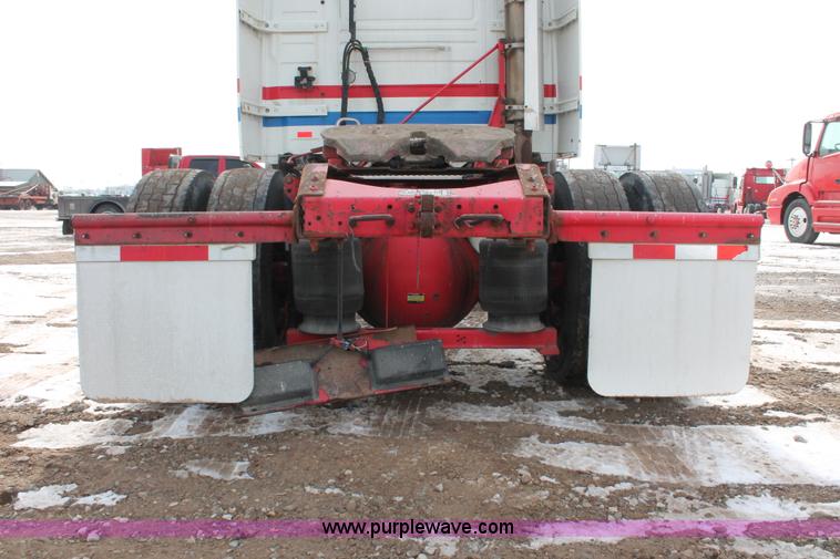 image for item H8366 2005 Volvo VNL semi truck