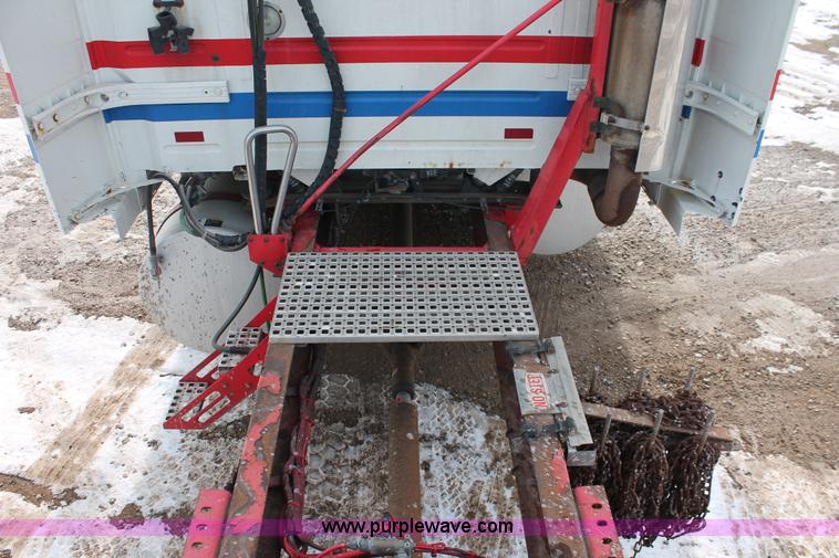 image for item H8366 2005 Volvo VNL semi truck