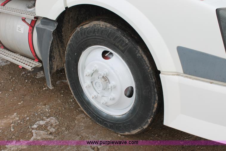 image for item H8366 2005 Volvo VNL semi truck