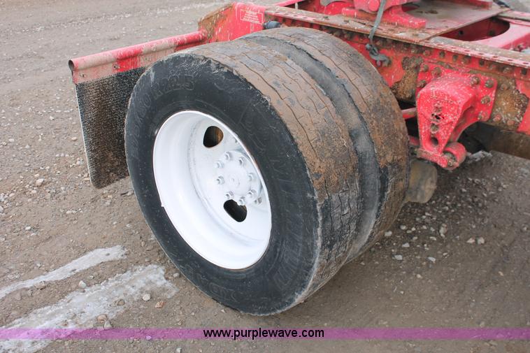 image for item H8366 2005 Volvo VNL semi truck