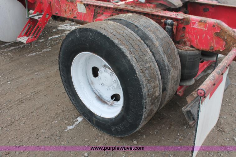 image for item H8366 2005 Volvo VNL semi truck