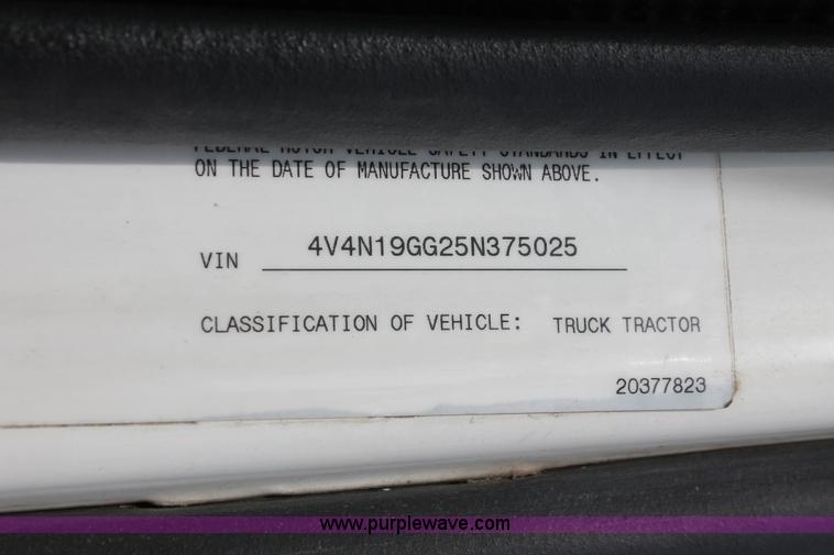 image for item H8366 2005 Volvo VNL semi truck