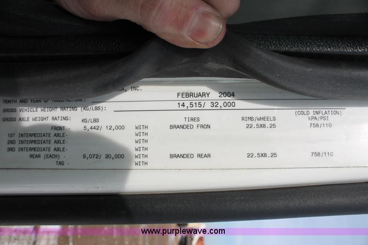 image for item H8366 2005 Volvo VNL semi truck