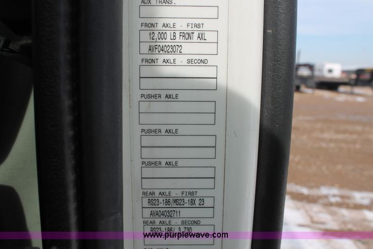 image for item H8366 2005 Volvo VNL semi truck