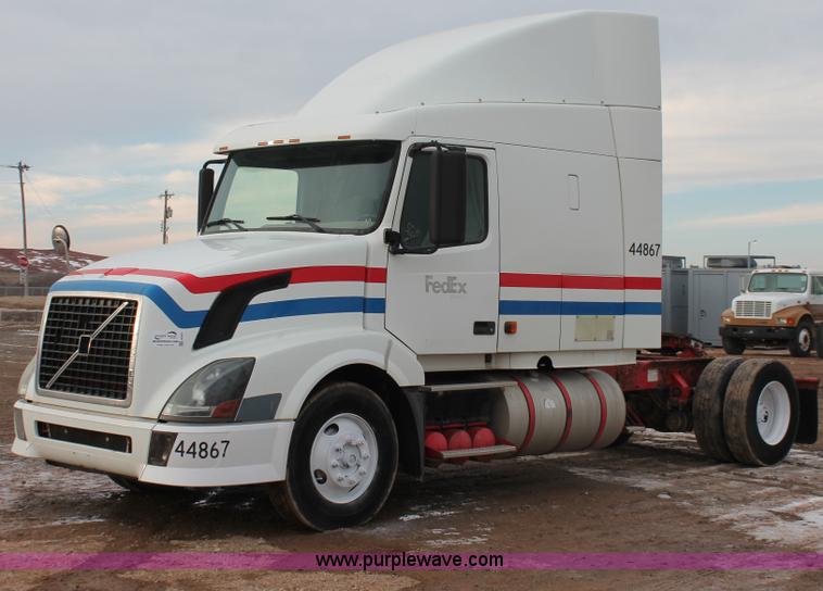 image for item H8367 2006 Volvo VNL semi truck