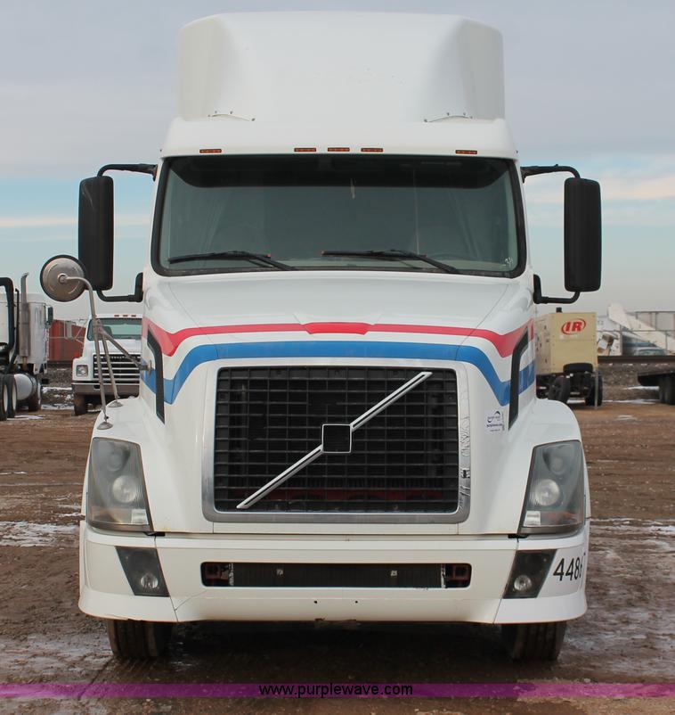 image for item H8367 2006 Volvo VNL semi truck