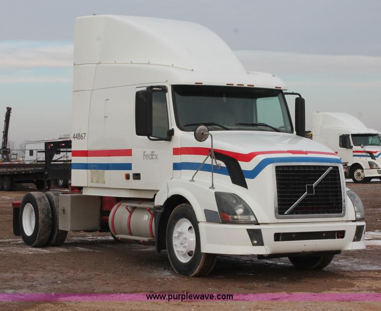 image for item H8367 2006 Volvo VNL semi truck