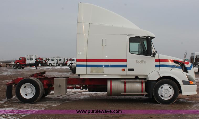 image for item H8367 2006 Volvo VNL semi truck