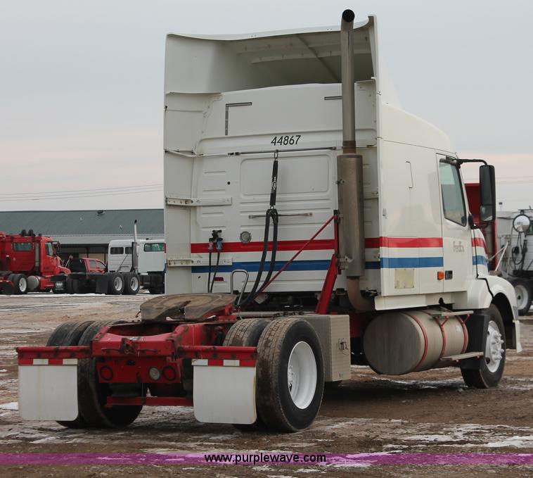 image for item H8367 2006 Volvo VNL semi truck