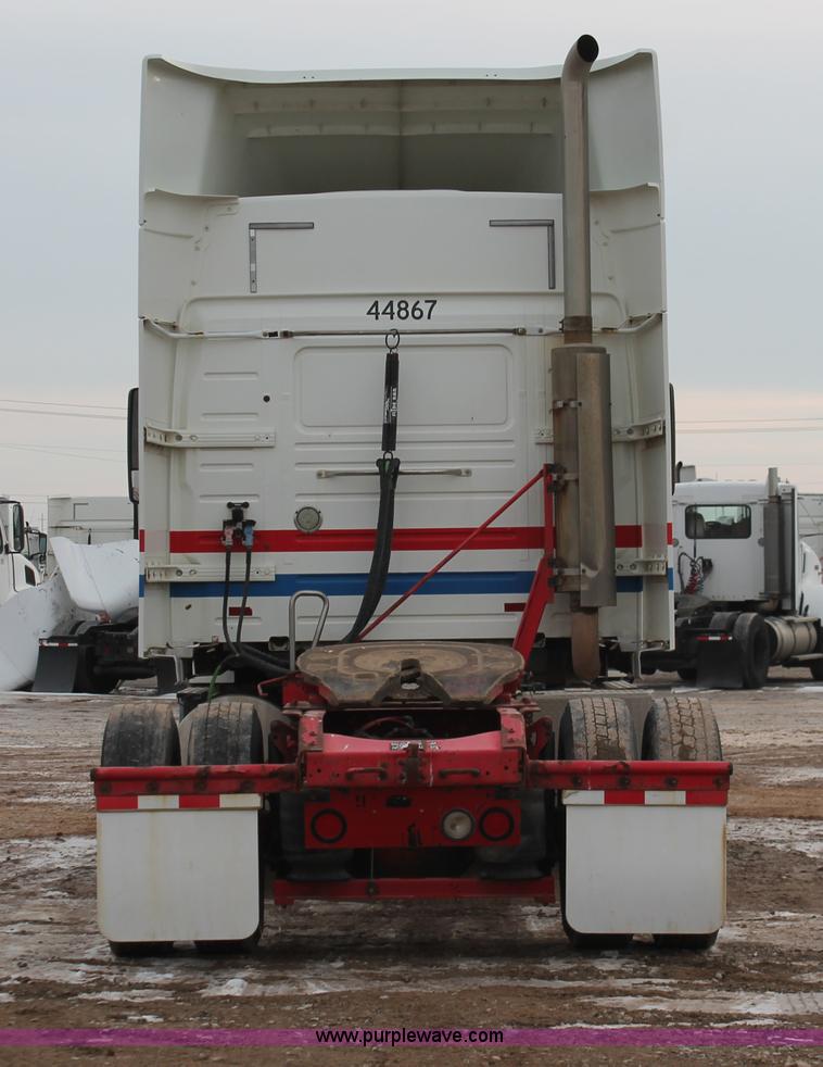 image for item H8367 2006 Volvo VNL semi truck