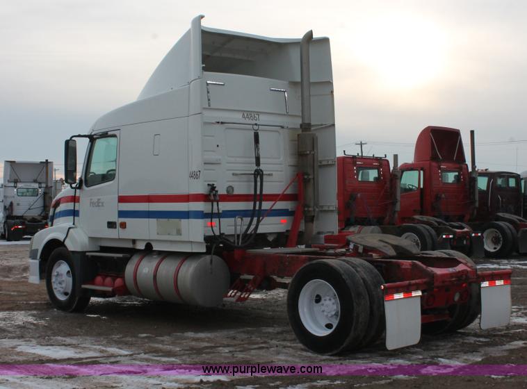 image for item H8367 2006 Volvo VNL semi truck