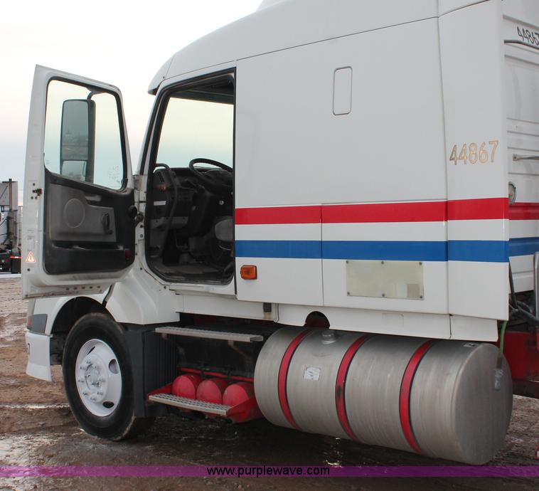 image for item H8367 2006 Volvo VNL semi truck