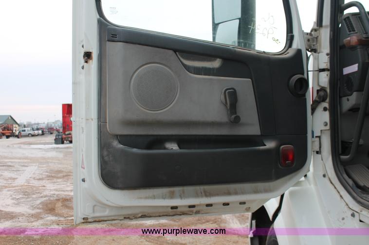 image for item H8367 2006 Volvo VNL semi truck