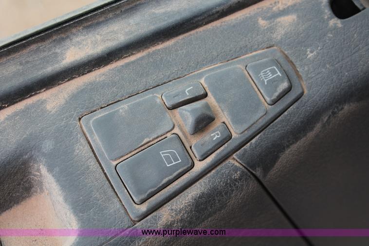 image for item H8367 2006 Volvo VNL semi truck