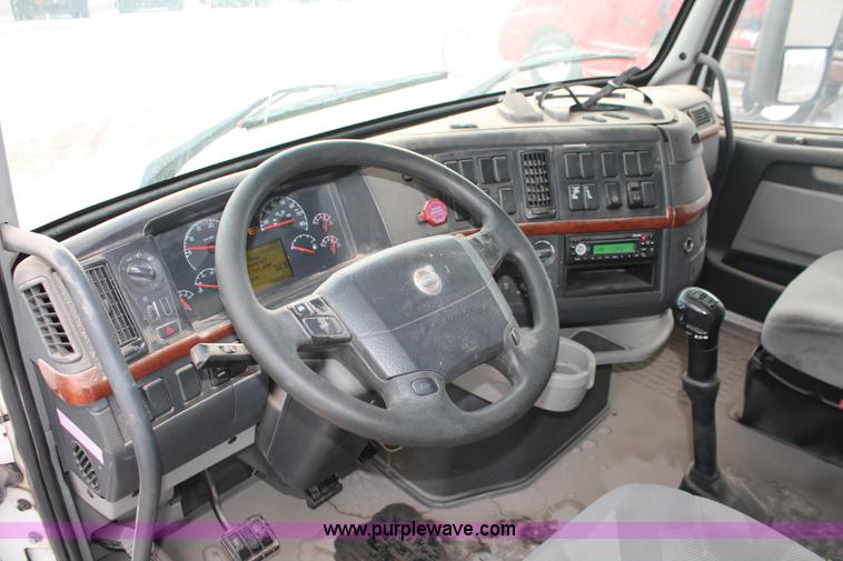 image for item H8367 2006 Volvo VNL semi truck