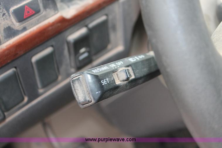 image for item H8367 2006 Volvo VNL semi truck