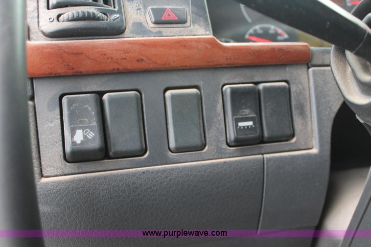 image for item H8367 2006 Volvo VNL semi truck