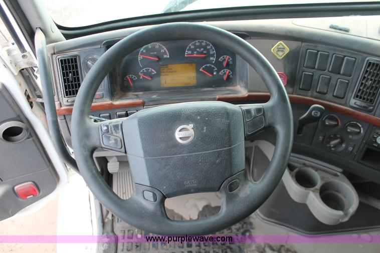 image for item H8367 2006 Volvo VNL semi truck