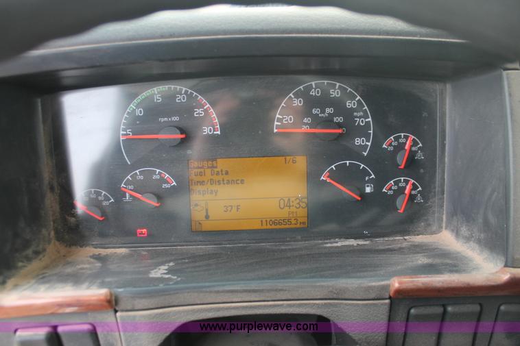 image for item H8367 2006 Volvo VNL semi truck