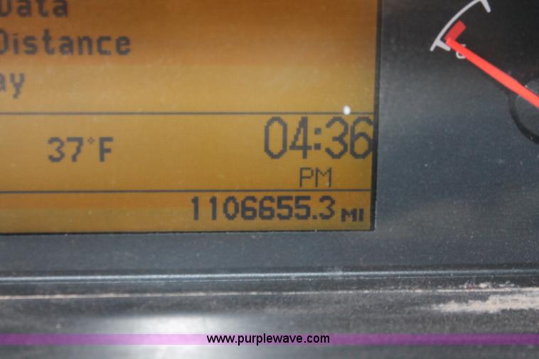 image for item H8367 2006 Volvo VNL semi truck