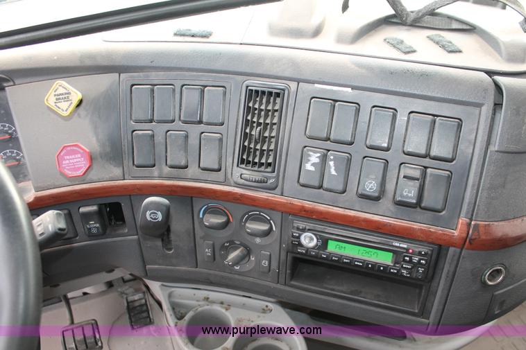 image for item H8367 2006 Volvo VNL semi truck