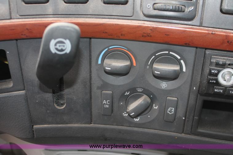 image for item H8367 2006 Volvo VNL semi truck