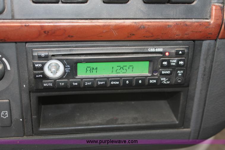 image for item H8367 2006 Volvo VNL semi truck